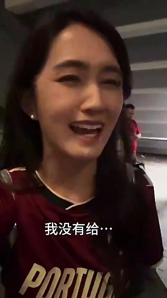 女网红当年拒绝男球迷要联系方式,事后发现对方竟是C罗好友🤣